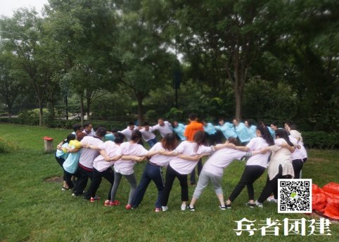 通过团队拓展训练活动，新员工们突破了心理极限